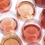 чаши с вино розе