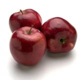 три червени ябълки