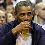 Барак Обама пие бира