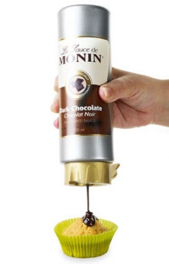 Топинг черен шоколад на Монин и гарниране на мъфин