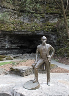Статуята на Джак Даниел пред пещерата с извора