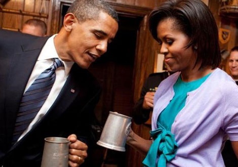 Барак Обама с първата дама и бира