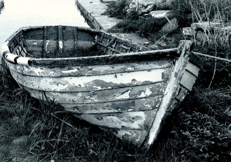 Стара лодка на брега на езеро. Имиджд на дестилерията Хайлън Парк