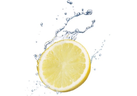 Резен лимон в пръски вода