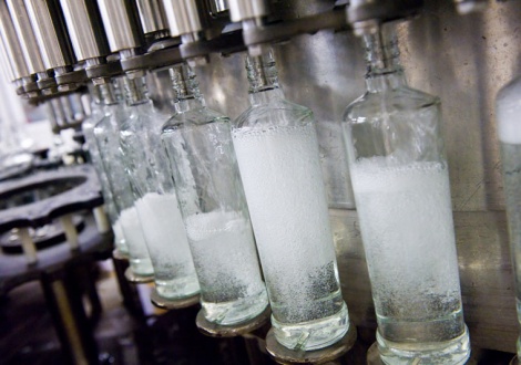 Поточна линия за бутилиране на водка в завод на CEDC малка