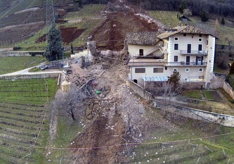 Огромни каменни късове преминаха през италианско лозе