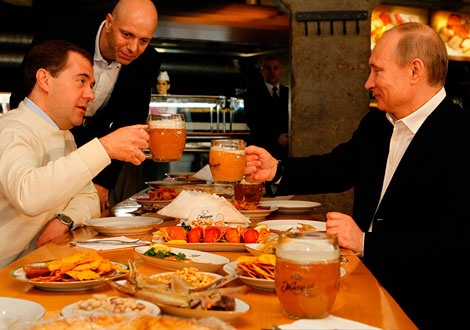 Путин и медведев пият бира