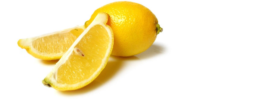 лимонови резени на клинчета и цял лимон