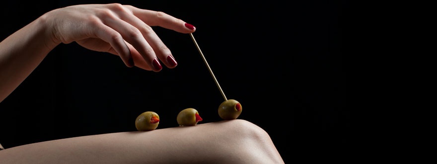 коктейлни маслини върху крака на момиче